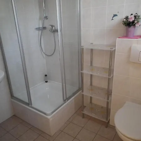 Lindenstrassee Haus Sonnengru_ * Zingst