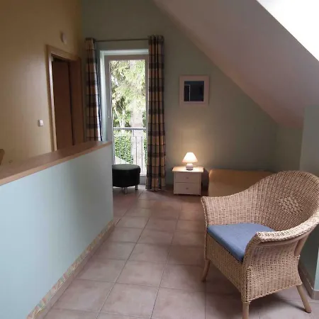 Lindenstrassee Haus Sonnengru_ * Zingst